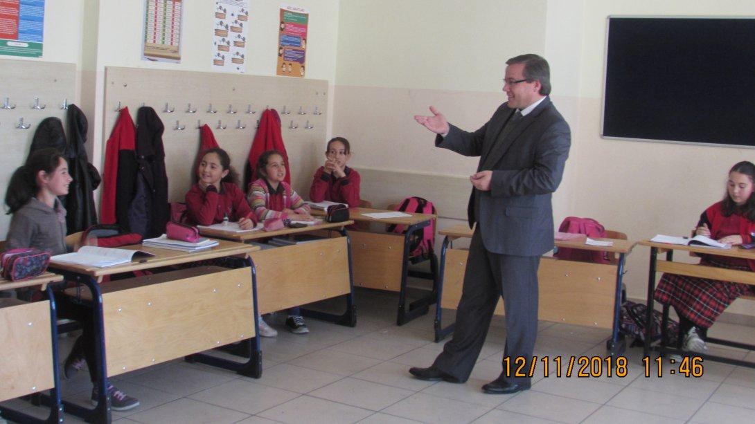 İlçe Milli Eğitim Müdürümüz Metin KOZ İlçemiz Şehit Ömer HALİSDEMİR Ortaokulunu ziyaret etti. 