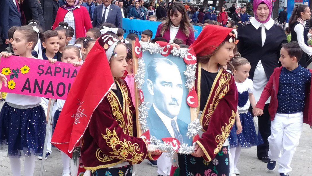 “Ulu Önder Mustafa Kemal ATATÜRK tarafından çocuklara armağan edilen ve Türkiye Büyük Millit Meclisi´nin kurulduğu tarih olan 23 Nisan kutlamaları İlçemizde çoşkuyla kutlandı.”