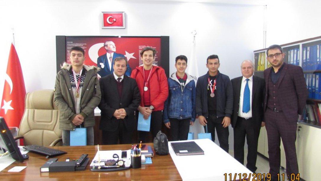 Kütahya Grekoromen Gençler A il finaline dört öğrencisi ile katılan Şaphane Anadolu Lisesi öğrencileri finallerden başarı ile döndüler.